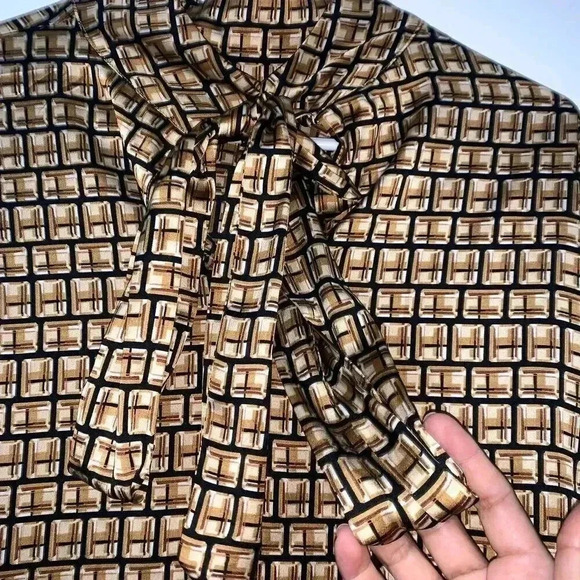 Worthington Women's Long Sleeve Blouse, size XL Split Tie Neck Geometric blouse - Picture 9 of 9